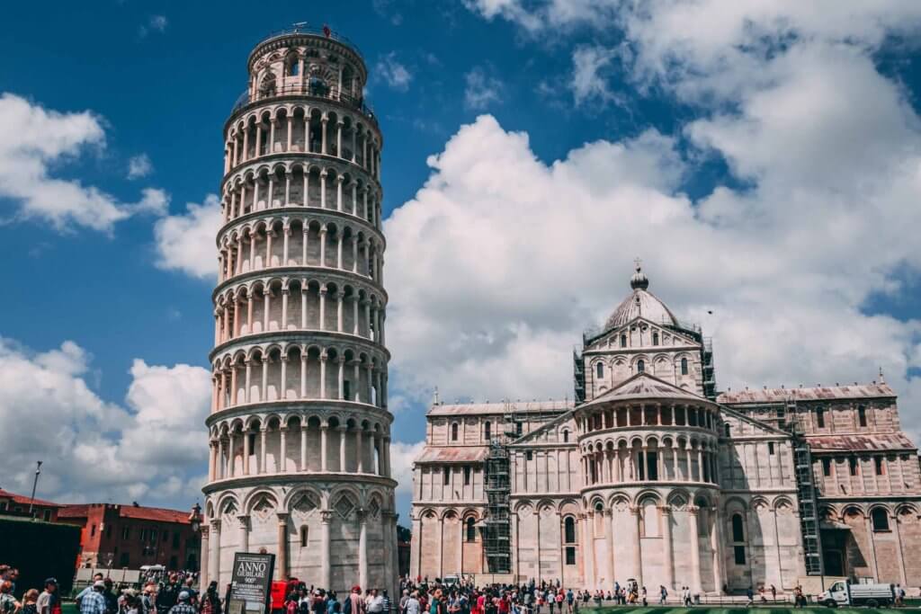 Leaning tower of pisa with tourists