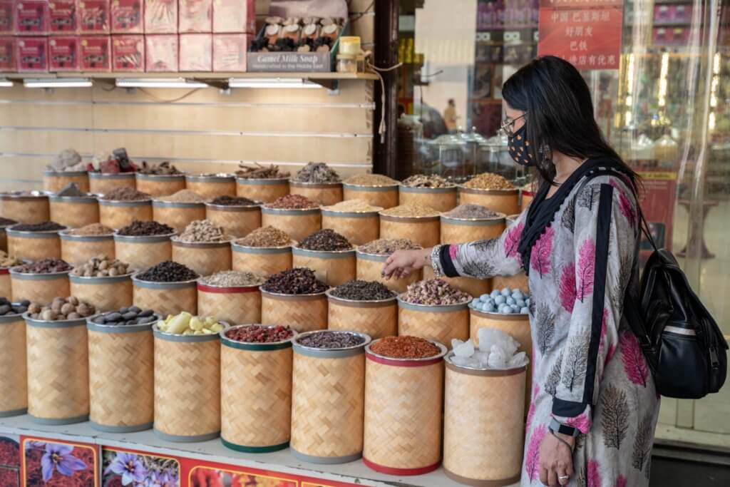 i am trying to feel the herbs in the spice market